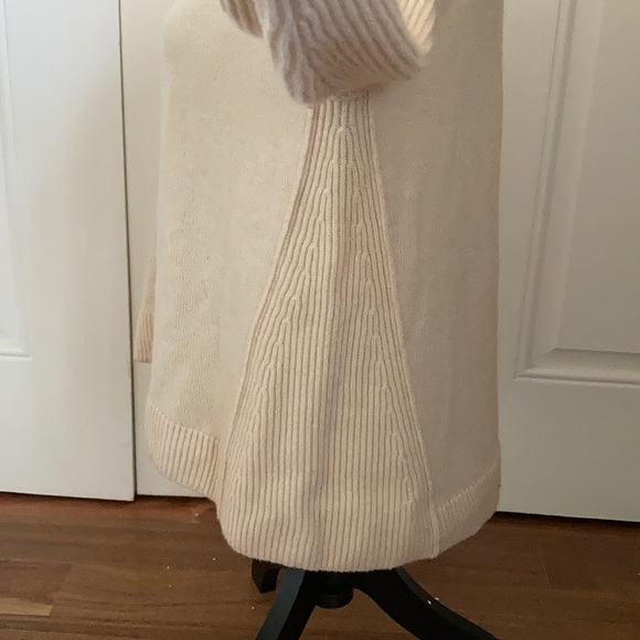 Donna Karan Collection V Neck Cashmere Sweater- … - Picture 2 of 9